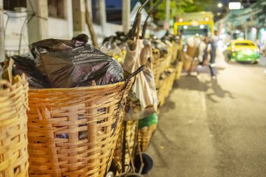 Her akşam çöp, çöp ve çöplerle dolu siyah çöp torbaları belediye çöp arabaları tarafından alınmadan önce sokaklara dökülüyor..