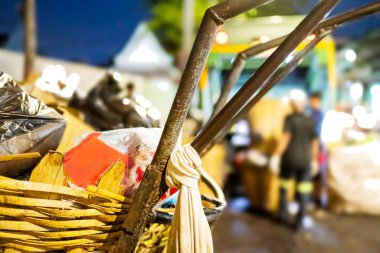 Her akşam çöp, çöp ve çöplerle dolu siyah çöp torbaları belediye çöp arabaları tarafından alınmadan önce sokaklara dökülüyor..