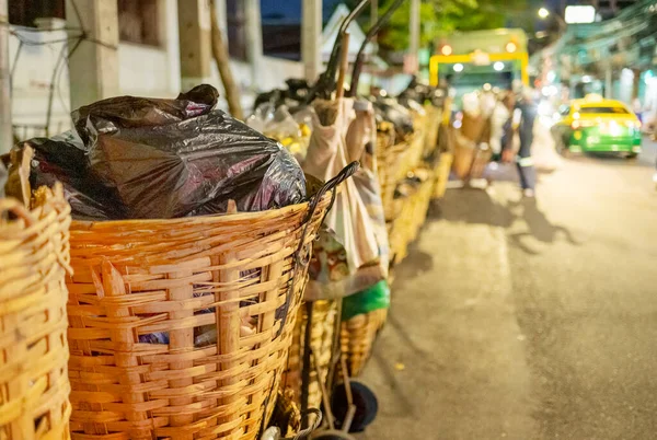 Her akşam çöp, çöp ve çöplerle dolu siyah çöp torbaları belediye çöp arabaları tarafından alınmadan önce sokaklara dökülüyor..