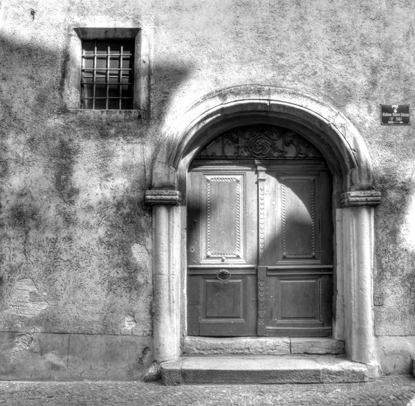 Vieille porte d'entrée dans une rue étroite à Ratisbonne — Photo