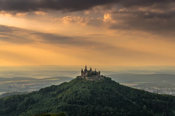 Castillo Hohenzollern con vista al alb suabo — Foto de Stock