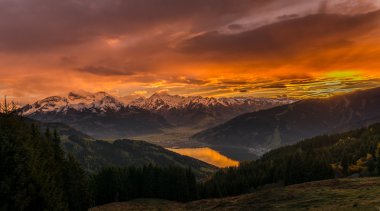 Günbatımı Zell am See Avusturya Zeller göl ve Kaprun ve Alpler manzaralı