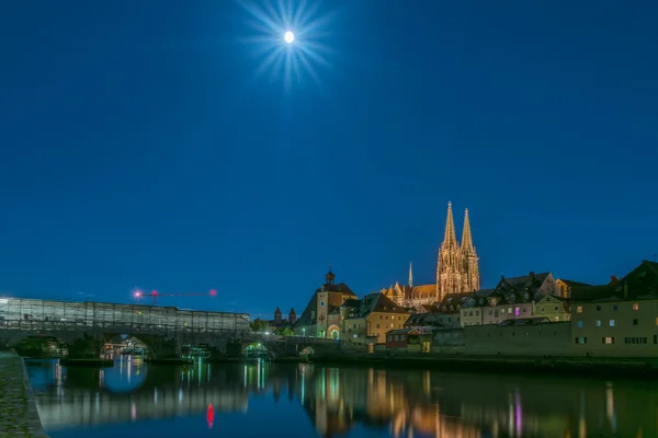 Dolunay gece Regensburg'da Tuna Nehri ve taş köprüsü ve kubbe — Stok fotoğraf