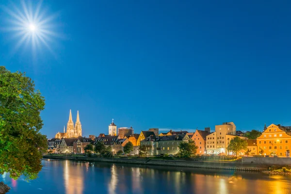 Noche de luna llena en Ratisbona con el río Danubio y la cúpula — Foto de Stock