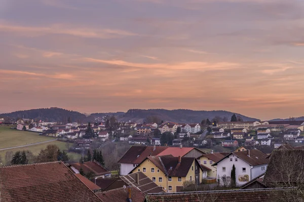 Sunset and evening-red in the Bavarian forest with view of the city Grafenau — Stock Photo, Image