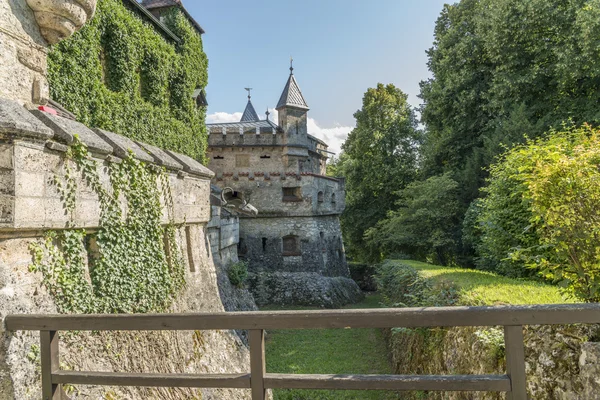 Castillo de Lichtenstein y edificio auxiliar con torre —  Fotos de Stock