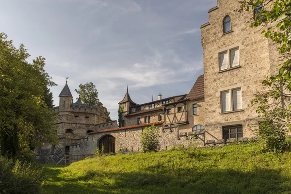 Castillo de Lichtenstein y edificio auxiliar con torre —  Fotos de Stock