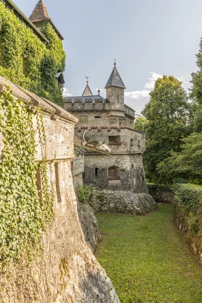 Замок Лихтенштейн и вспомогательное здание с башней — стоковое фото