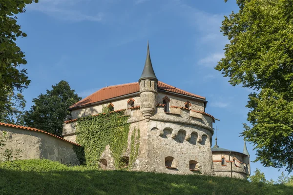 Castillo de Lichtenstein y edificio auxiliar con torre —  Fotos de Stock