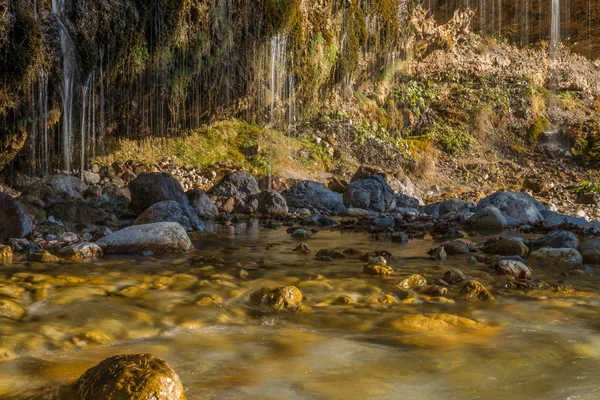 Creek και νερό παραπέτασμα στην Αυστρία — Φωτογραφία Αρχείου