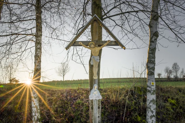 Západ slunce a poslední sluneční paprsky se způsobem kříž v Bavorském lese — Stock fotografie