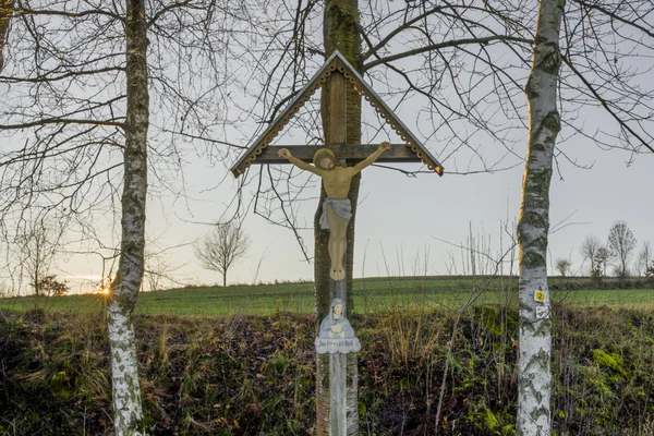 Zachód słońca i ostatnie promienie słońca drogą Krzyża w lesie bawarskim — Zdjęcie stockowe