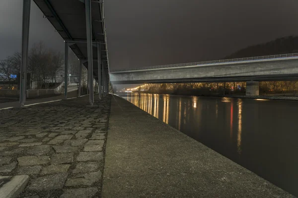 Foto nocturna de un puente en Ratisbona, Baviera, Alemania — Foto de Stock