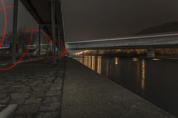 Fotografia noturna de uma ponte em Regensburg, Baviera, Alemanha com o europakanal iluminado — Fotografia de Stock