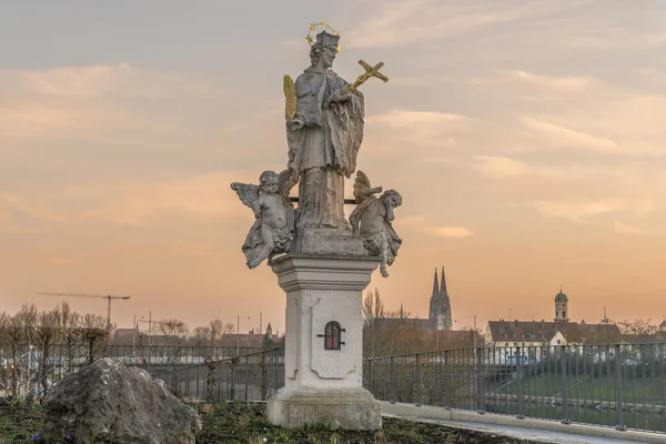 Heilige Statue in Regensburg mit Dom St. Peter im Hintergrund bei Sonnenuntergang — Stockfoto