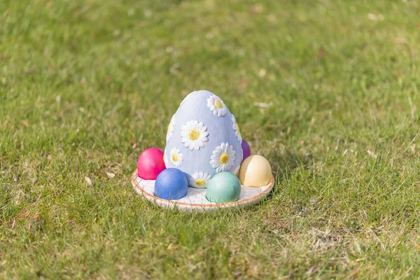 Huevos de Pascua de colores sobre hierba verde —  Fotos de Stock