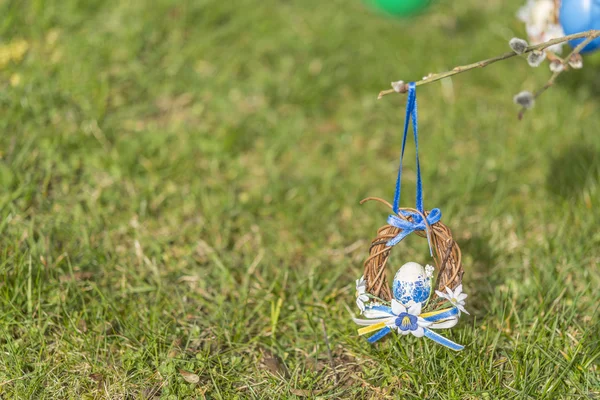 Blue and white easter crest with green grass in the background — Stock Photo, Image