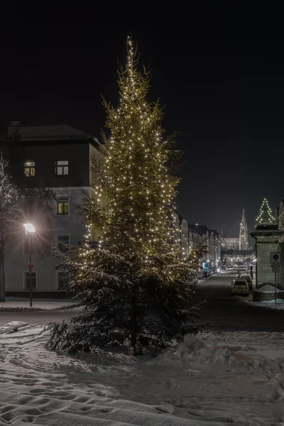 Zimowa noc w Ratyzbonie, Stadt am Hof, widok na kopułę Świętego Piotra — Zdjęcie stockowe