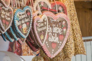 Bir Halk festivalinde Gingerbread kalp