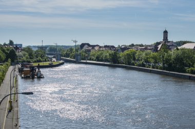 Europakanal Regensburg'da Danube su kapısı Protzenweiher geline Manzaralı