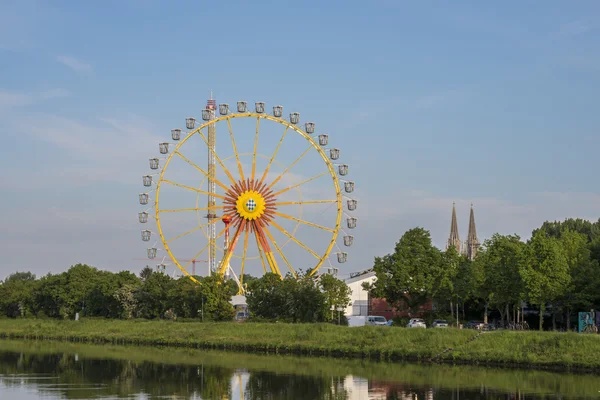 Folkfest med pariserhjul i Regensburg — Stockfoto