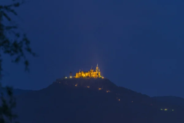 Oświetlony Zamek Hohenzollern nocą — Zdjęcie stockowe