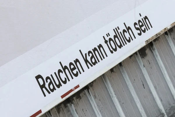 Warnhinweis, dass Rauchen in deutschen Buchstaben tödlich sein kann — Stockfoto