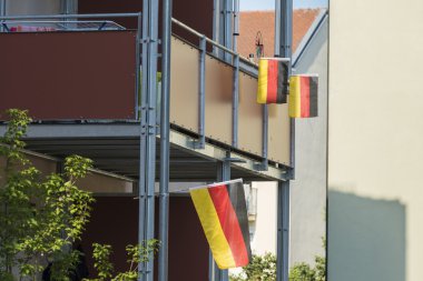 Alman bayrakları ve futbol fan şeyler bir balkon