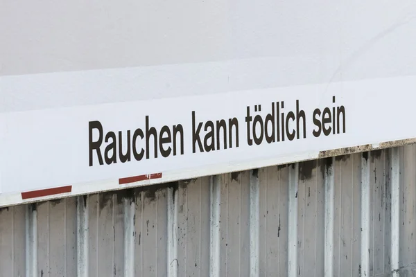 Warnhinweis, dass Rauchen in deutschen Buchstaben tödlich sein kann — Stockfoto