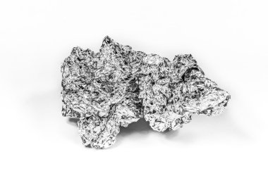 Beyaz zemin üzerine alüminyum folyo buruşuk