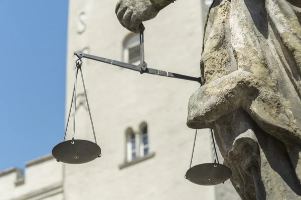 Close-up van de Justitia goed in Regensburg met schubben in haar handen — Stockfoto