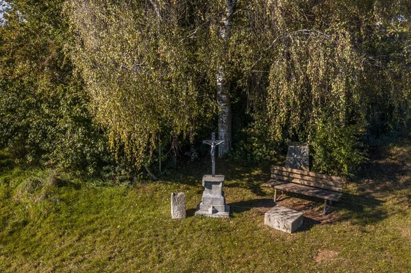 Зображення Придорожнього Хреста Перед Великим Деревом Дерев Яною Лавкою Баварії — стокове фото