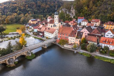 Bavyera 'daki Kallmnz Kallmuenz pazarı ve Naab ve Vils nehirleri üzerindeki köprü ve Almanya' daki dağdaki şato harabelerinin insansız hava aracı görüntüsü.