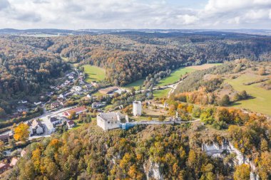 Bavyera 'daki Kallmnz Kallmuenz pazarı ve Naab ve Vils nehirleri üzerindeki köprü ve Almanya' daki dağdaki şato harabelerinin insansız hava aracı görüntüsü.