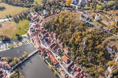 Bavyera 'daki Kallmnz Kallmuenz pazarı ve Naab ve Vils nehirleri üzerindeki köprü ve Almanya' daki dağdaki şato harabelerinin insansız hava aracı görüntüsü.