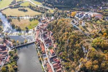 Bavyera 'daki Kallmnz Kallmuenz pazarı ve Naab ve Vils nehirleri üzerindeki köprü ve Almanya' daki dağdaki şato harabelerinin insansız hava aracı görüntüsü.