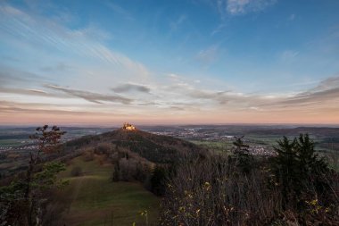 Ortaçağ şövalyesi Burg Hohenzollern 'in manzaralı Zeller Horn' da gün doğumu sonbaharda Bisingen Hechingen, Almanya 'da gökyüzünde güzel renkli bulutlarla