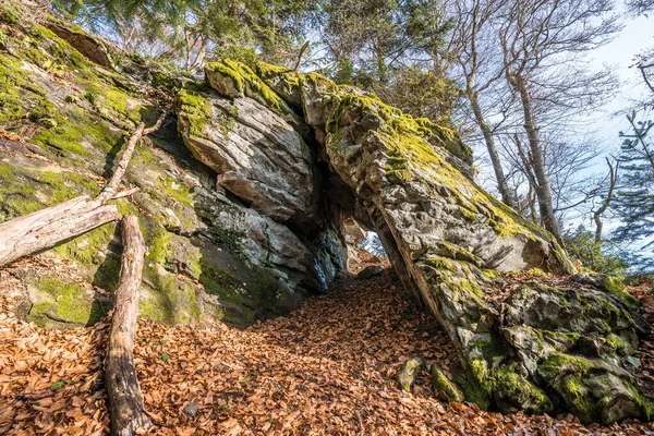 Antiga Formação Rochosa Granito Com Caverna Avanço Floresta Rusel Ruselabsatz — Fotografia de Stock