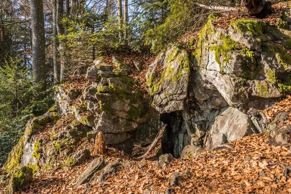Antiga Formação Rochosa Granito Com Caverna Avanço Floresta Rusel Ruselabsatz — Fotografia de Stock