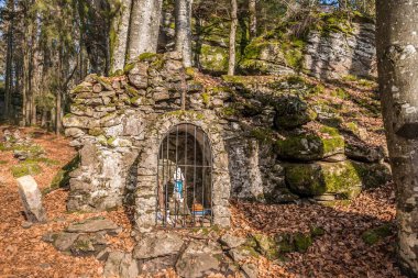 Deggendorf ve Regen yakınlarındaki Bavyera Ormanı 'nda Geisslinger Stein Koenigstein ve Hausstein yakınlarında Rusel ve Ruselabsatz' da harabe haline getirilmiş eski bir manastır inşa edildi.