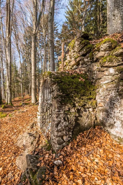 在德国Deggendorf和Regen附近的Bavarian森林Geisslinger Stein Koenigstein和Hausstein附近的Rusel和Ruselabsatz建造了破旧不堪的修道院废墟 — 图库照片