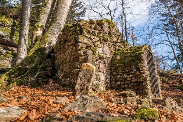 在德国Deggendorf和Regen附近的Bavarian森林Geisslinger Stein Koenigstein和Hausstein附近的Rusel和Ruselabsatz建造了破旧不堪的修道院废墟 — 图库照片
