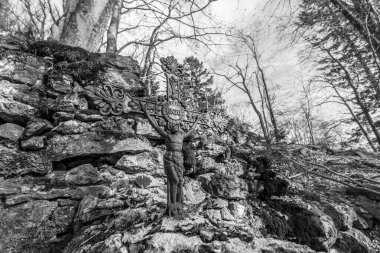 Siyah ve Beyaz. Eski taş, Almanya 'nın Deggendorf ve Regen yakınlarındaki Bavyera Ormanı' nda Geisslinger Stein Koenigstein ve Hausstein yakınlarında Rusel ve Ruselabsatz yakınlarında harabe bir manastır inşa etti.