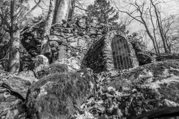 Imagem Preto Branco Pedra Velha Construiu Ruína Dilapidada Monastery Rusel — Fotografia de Stock