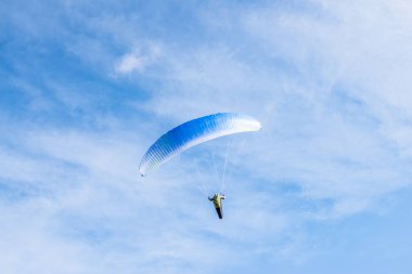 Almanya 'da sonbaharda profesyonel ekipmanlarla havada hobi pilotu olmak.