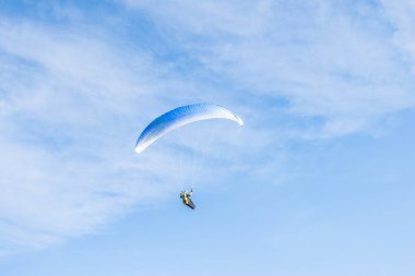 Almanya 'da sonbaharda profesyonel ekipmanlarla havada hobi pilotu olmak.