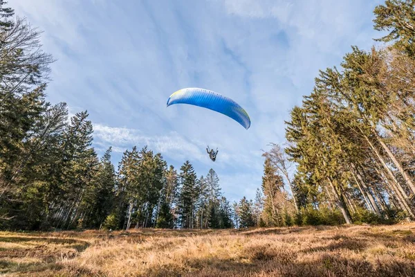 Opstijgen Hobby Paraglider Piloot Een Berghelling Met Professionele Apparatuur Herfst — Stockfoto