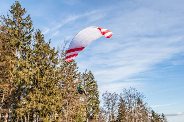 Piloto Parapente Pasatiempo Volador Pendiente Montaña Con Equipo Profesional Otoño —  Fotos de Stock