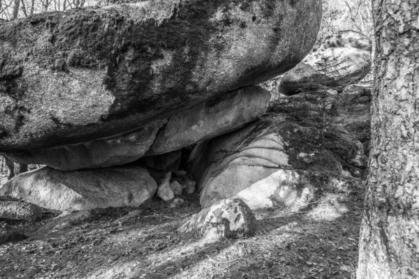 ドイツのツュルマンスバン近郊のバイエルンの森の中に洞窟と突破口を持つ古代の風化した花崗岩の岩形成 — ストック写真