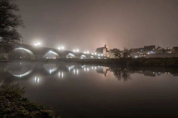 Vista Para Ponte Pedra Regensburg Noite Nevoeiro Sobre Rio Danúbio — Fotografia de Stock